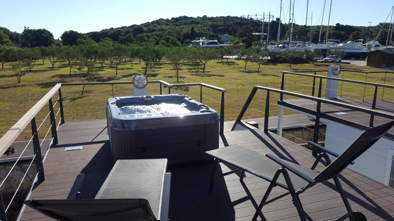 Hausboot Pula - Floating House Water Lily Ξενοδοχείο Εξωτερικό φωτογραφία