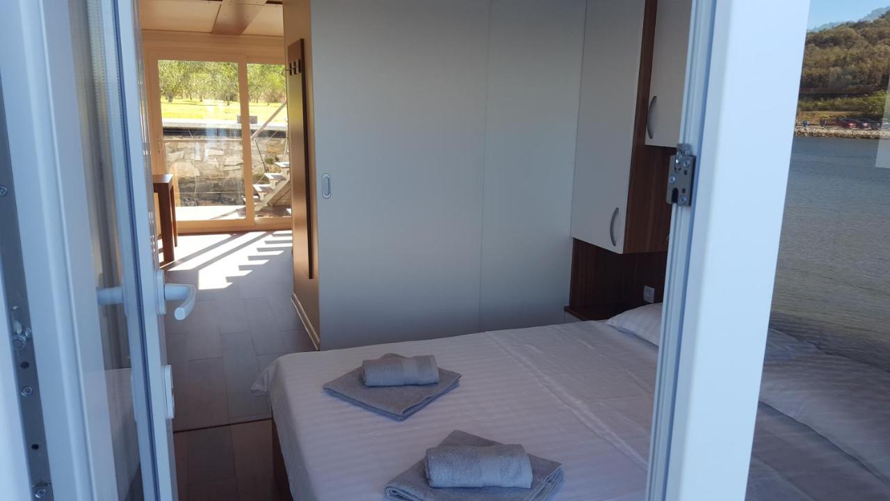 Hausboot Pula - Floating House Water Lily Ξενοδοχείο Εξωτερικό φωτογραφία